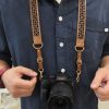 band-dorbin-charmi-eslimi.webp بند دوربین چرمی طرح اسلیمی بندسال مناسب دوربین کانن نیکون سونی و فوجی