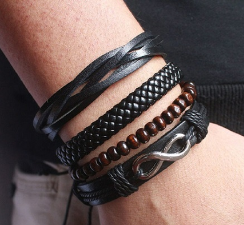 دستبند چرمی شیک با پلاک مناسب استایل روزانه و رسمی از فروشگاه بندینو