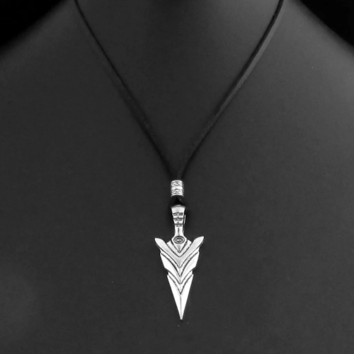 گردنبند چرمی مدرن با پلاک نقره و طراحی خاص، ساخته شده با بهترین متریال از فروشگاه بندینو