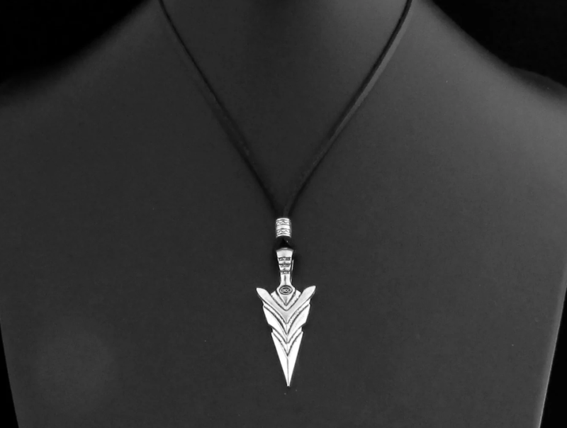 گردنبند چرمی مدرن با پلاک نقره و طراحی خاص، ساخته شده با بهترین متریال از فروشگاه بندینو