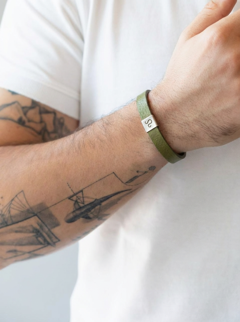 دستبند چرمی زیتونی با پلاک نقره و طرح هندسی زنانه و مردانه از بندینوو