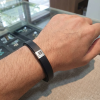دستبند چرم مردانه مینیمال با پلاک نقره مناسب استایل رسمی و روزمره