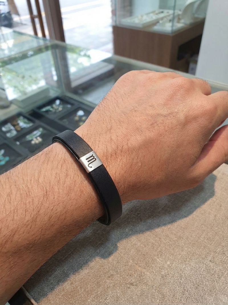 دستبند چرم مردانه مینیمال با پلاک نقره مناسب استایل رسمی و روزمره