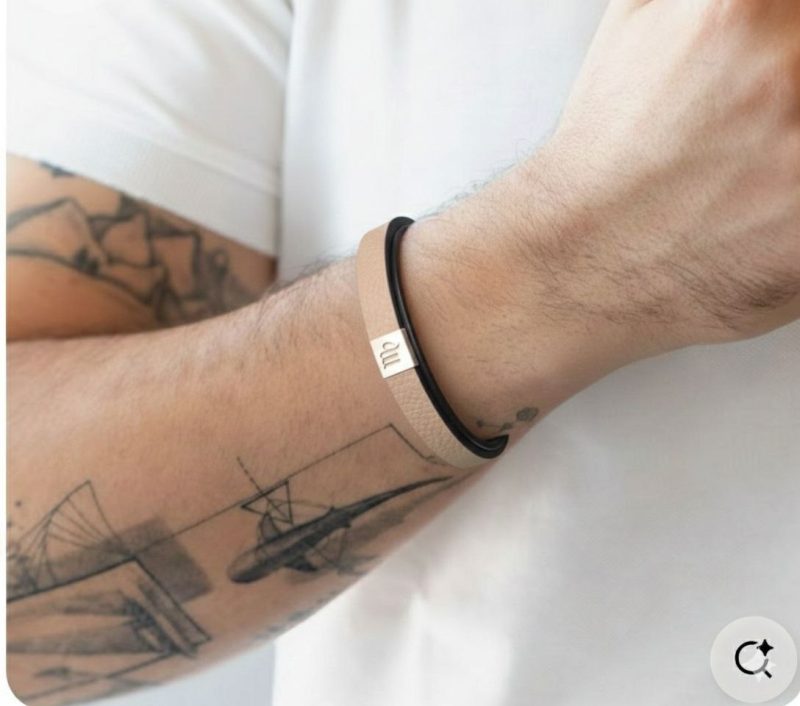 دستبند چرمی کرم با پلاک نقره و طرح هندسی زنانه و مردانه از بندینوو