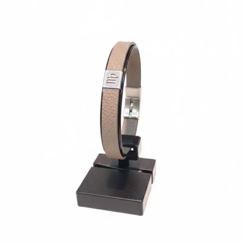 دستبند چرمی کرم با پلاک نقره و طرح هندسی زنانه و مردانه از بندینوو